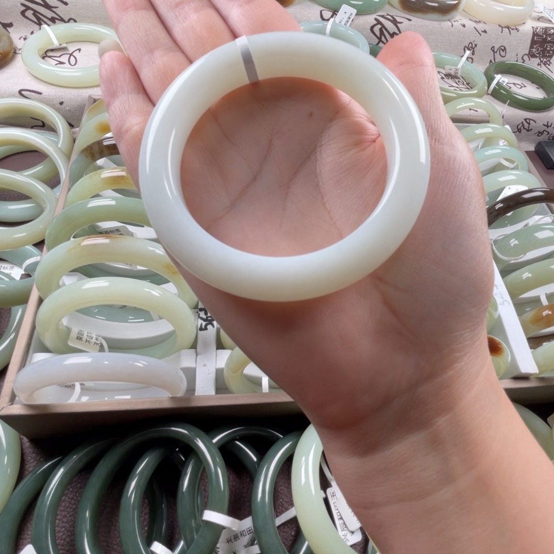 和田玉手镯未镶嵌