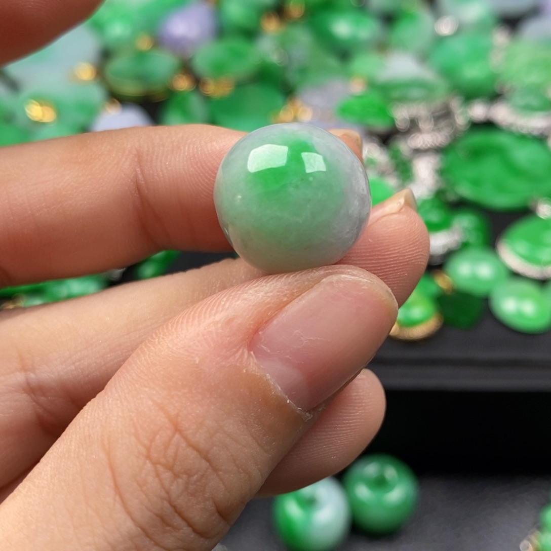 郎***～翡翠未镶嵌颈饰翡翠