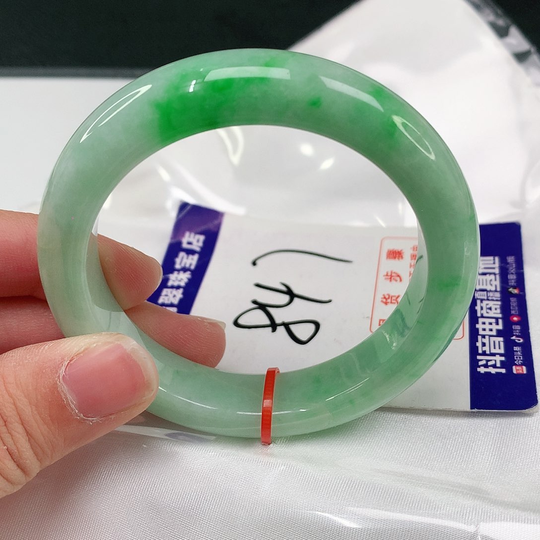 翡翠手镯未镶嵌翡翠