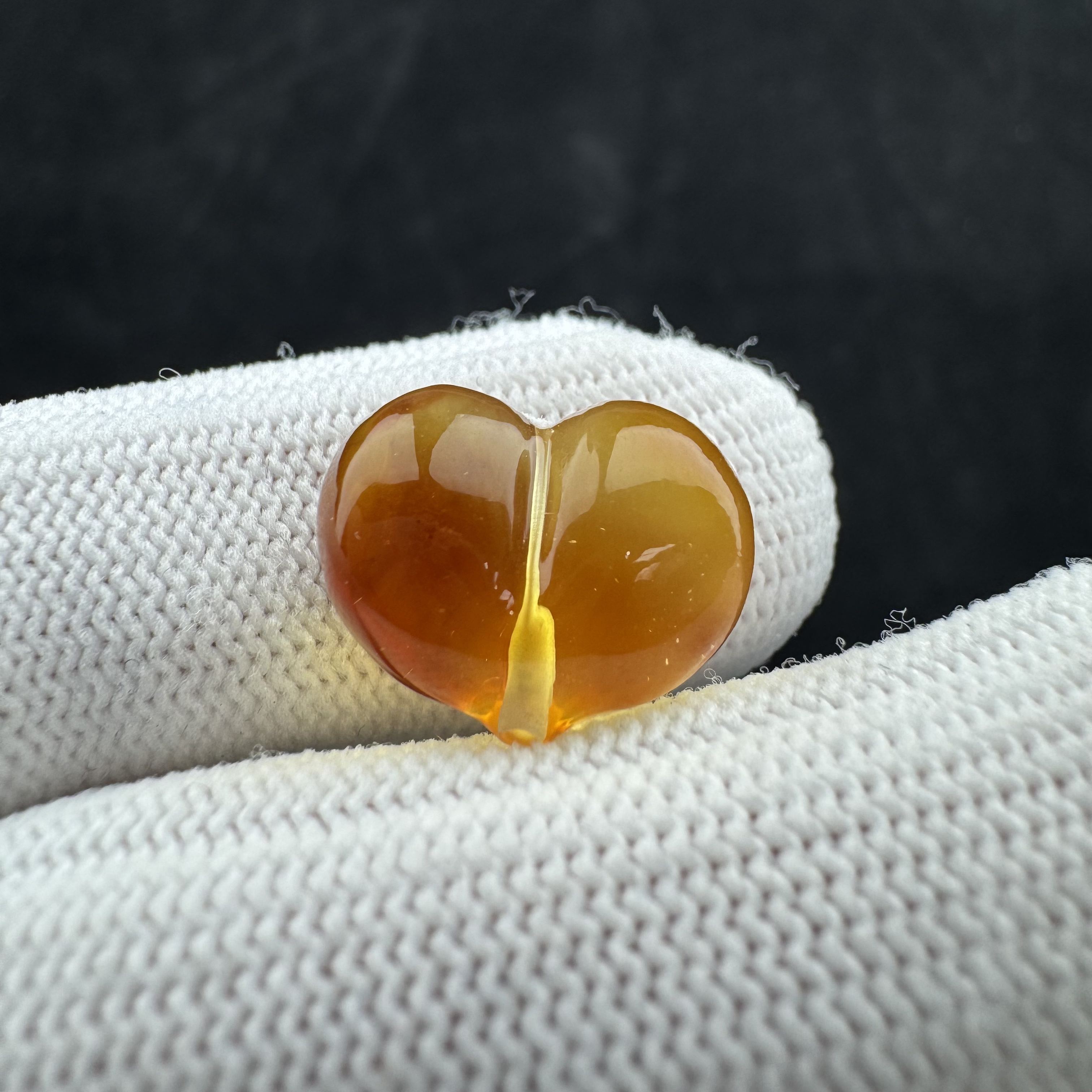 K8562天然蜜蜡 屁桃爱心 12.6*8.9mm支持复检 假一罚四