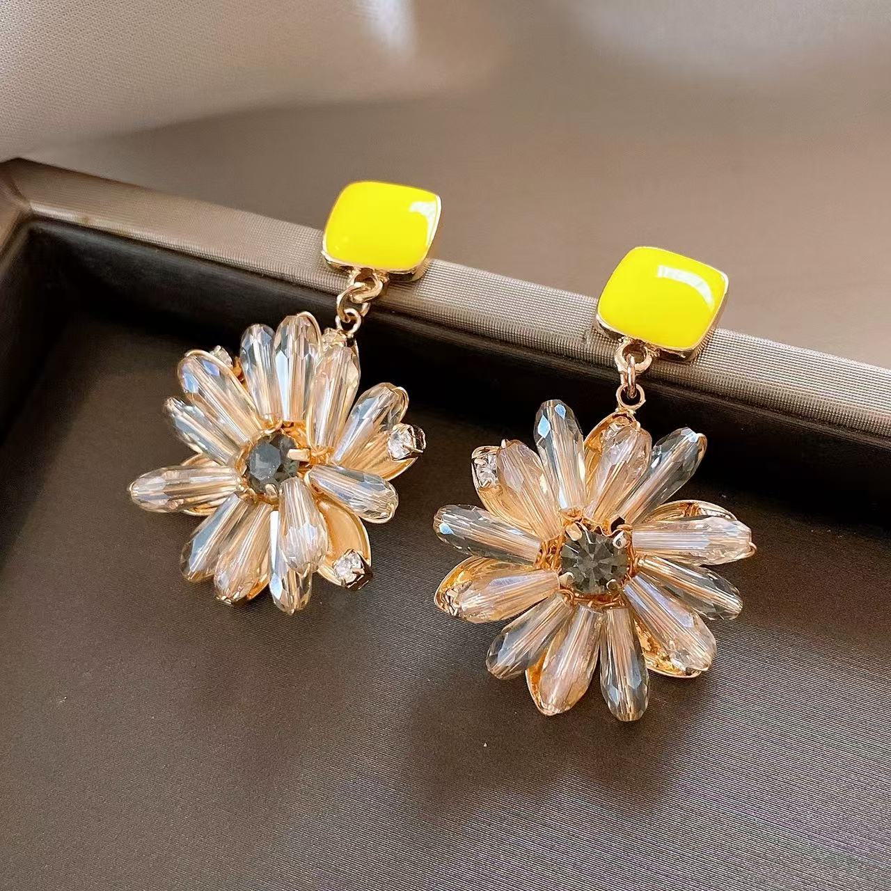 铜合金锆石耳饰 2025年新款潮晶雏菊花朵清新耳钉轻小众耳环耳饰