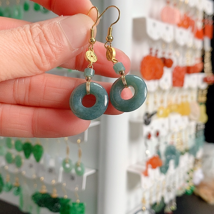 翡翠耳饰未镶嵌翡翠