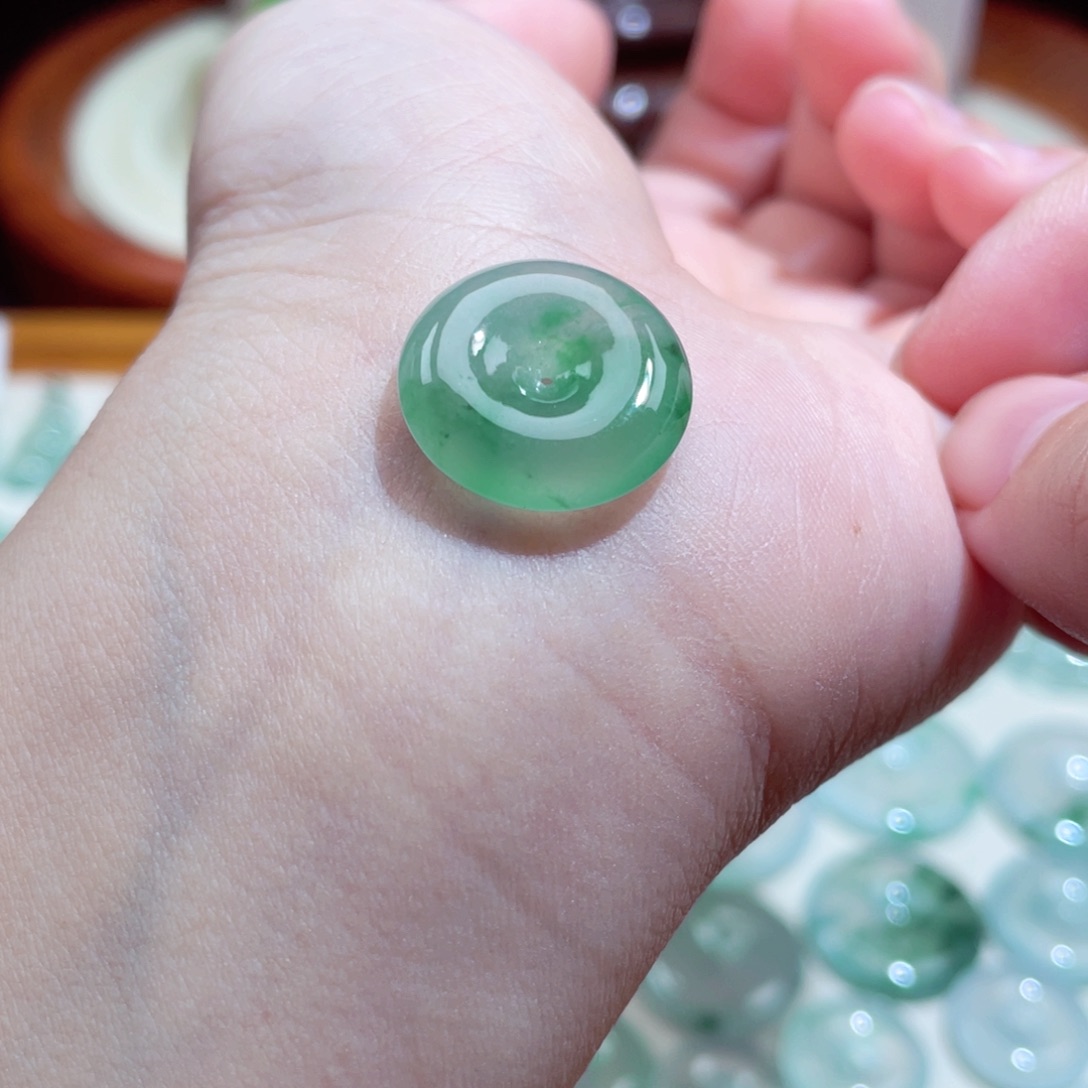 翡翠颈饰未镶嵌平安扣