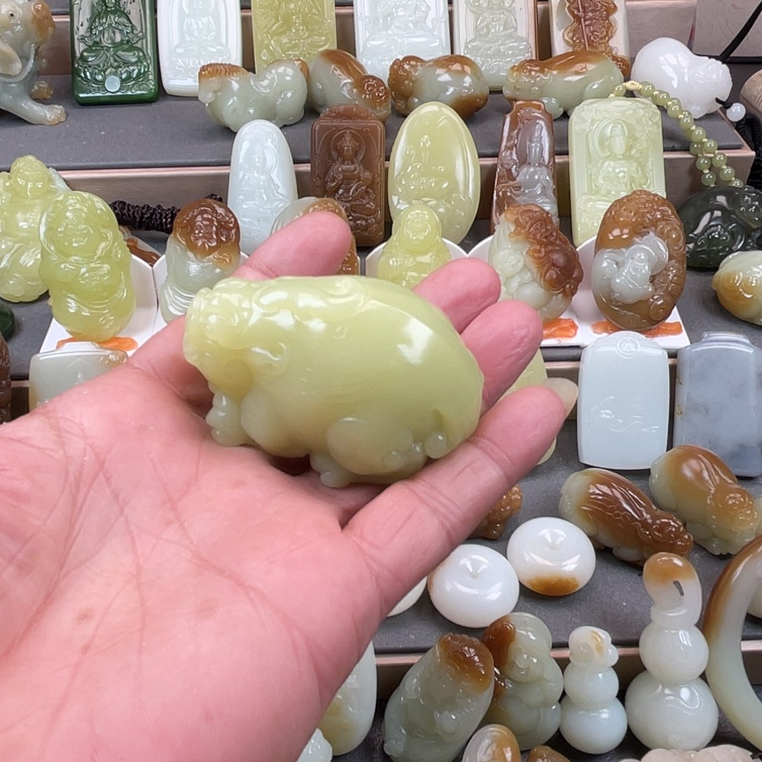 展***体颈饰未镶嵌和田玉