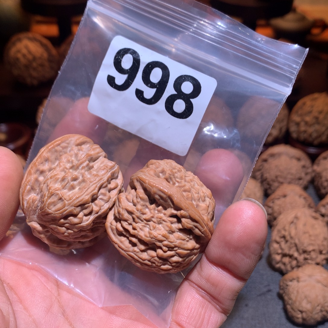 I***天桃核把件白狮子998号