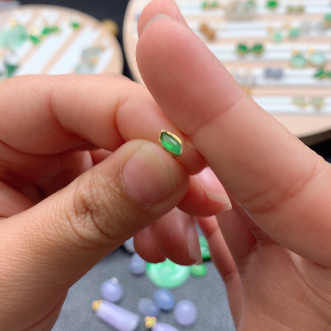 翡翠18K金镶嵌耳饰翡翠