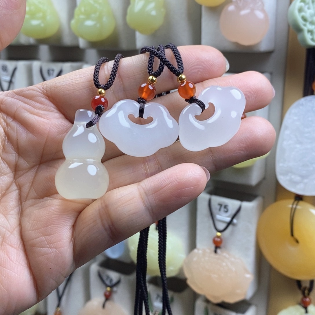 颈饰未镶嵌石英质玉（金丝玉）荣*姐