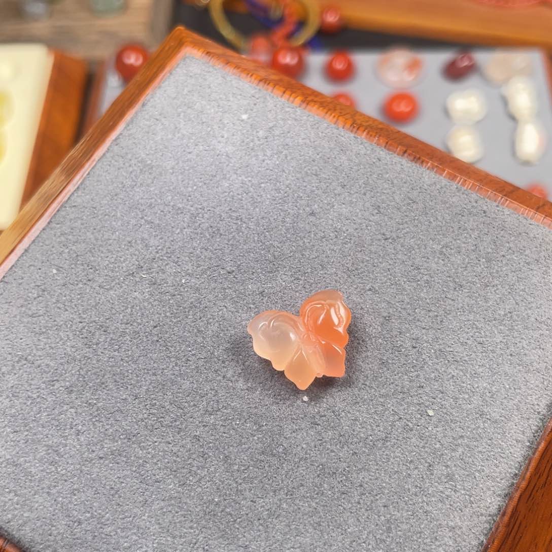 南红玛瑙蝴蝶未镶嵌