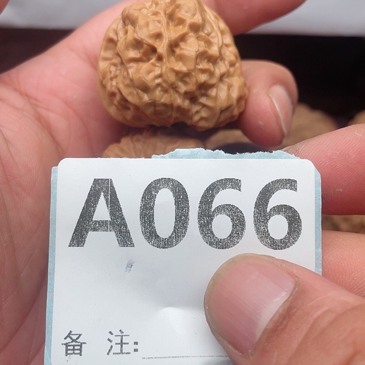 桃核吊坠扭转文玩蛤蟆头