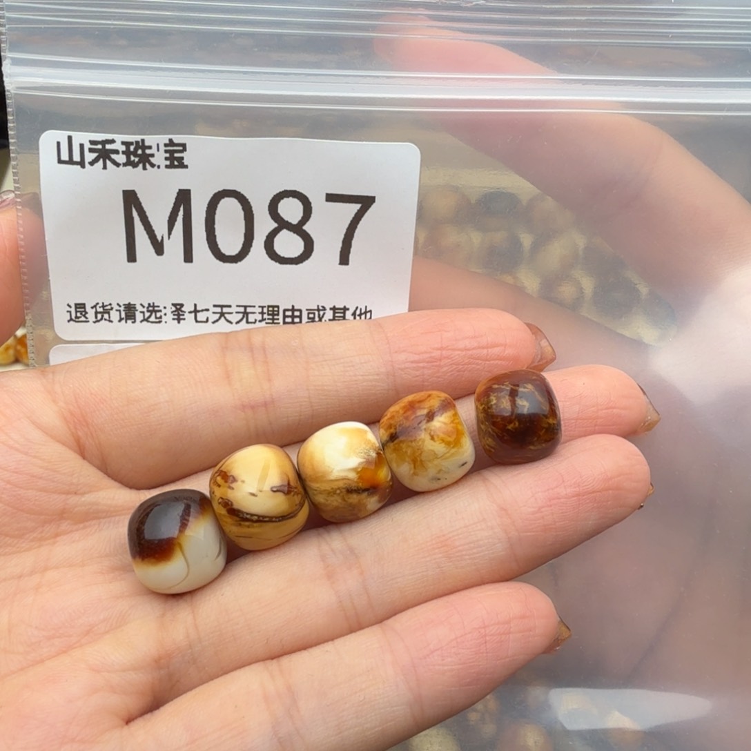 未镶嵌琥珀裸石德*