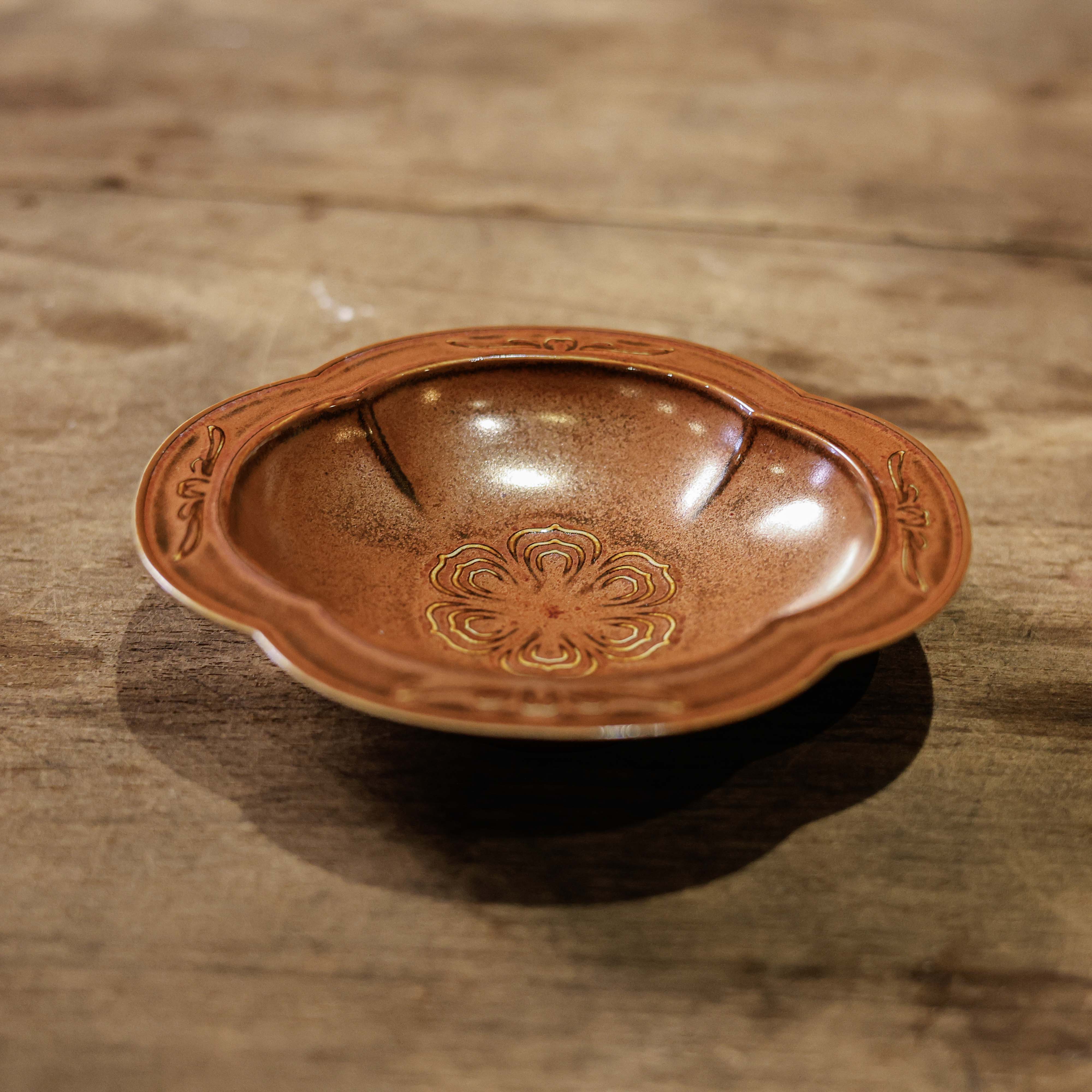 【老王】红金釉海棠·莲花草帽碟14公分