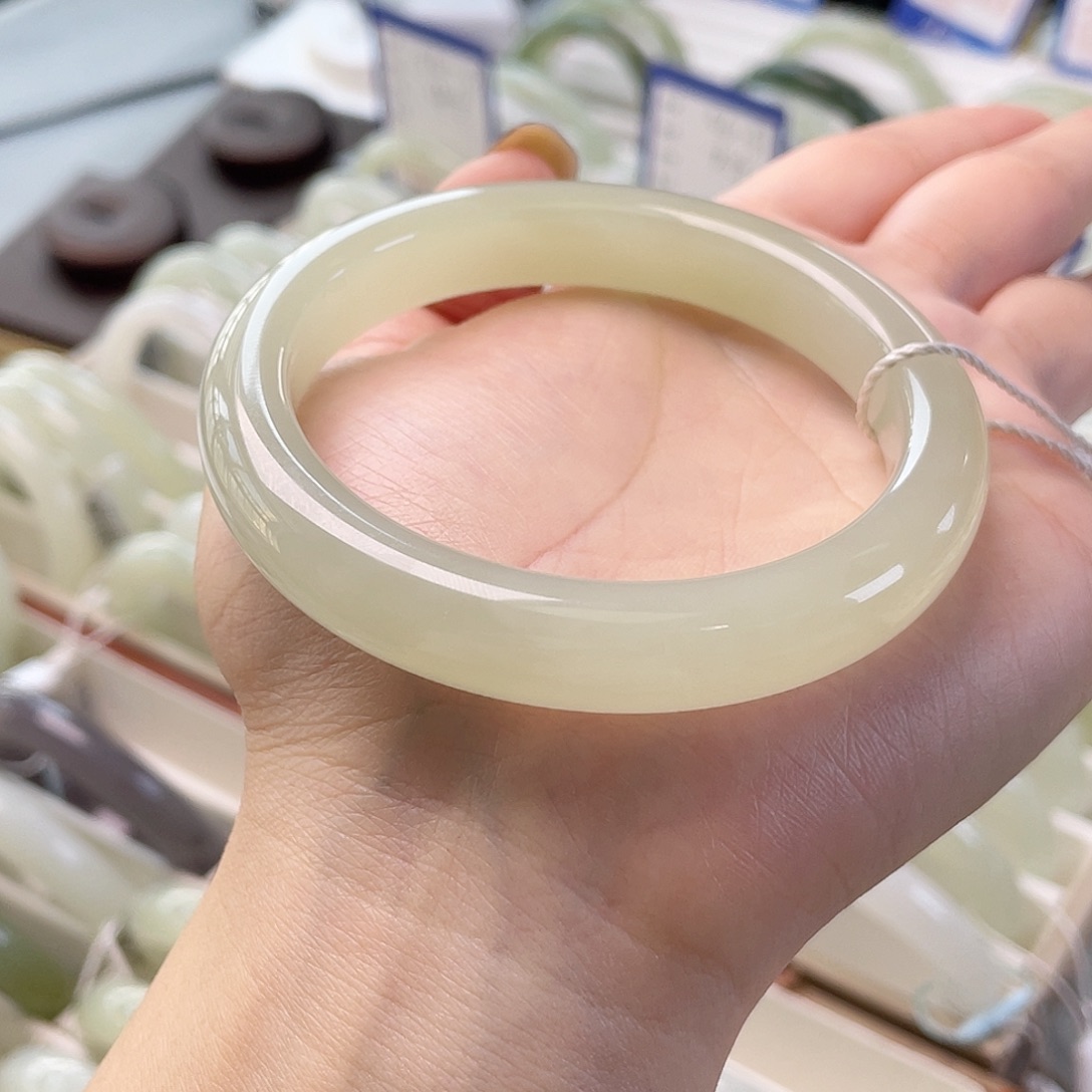 和田玉未镶嵌手镯冰猫 不包容 今日推荐