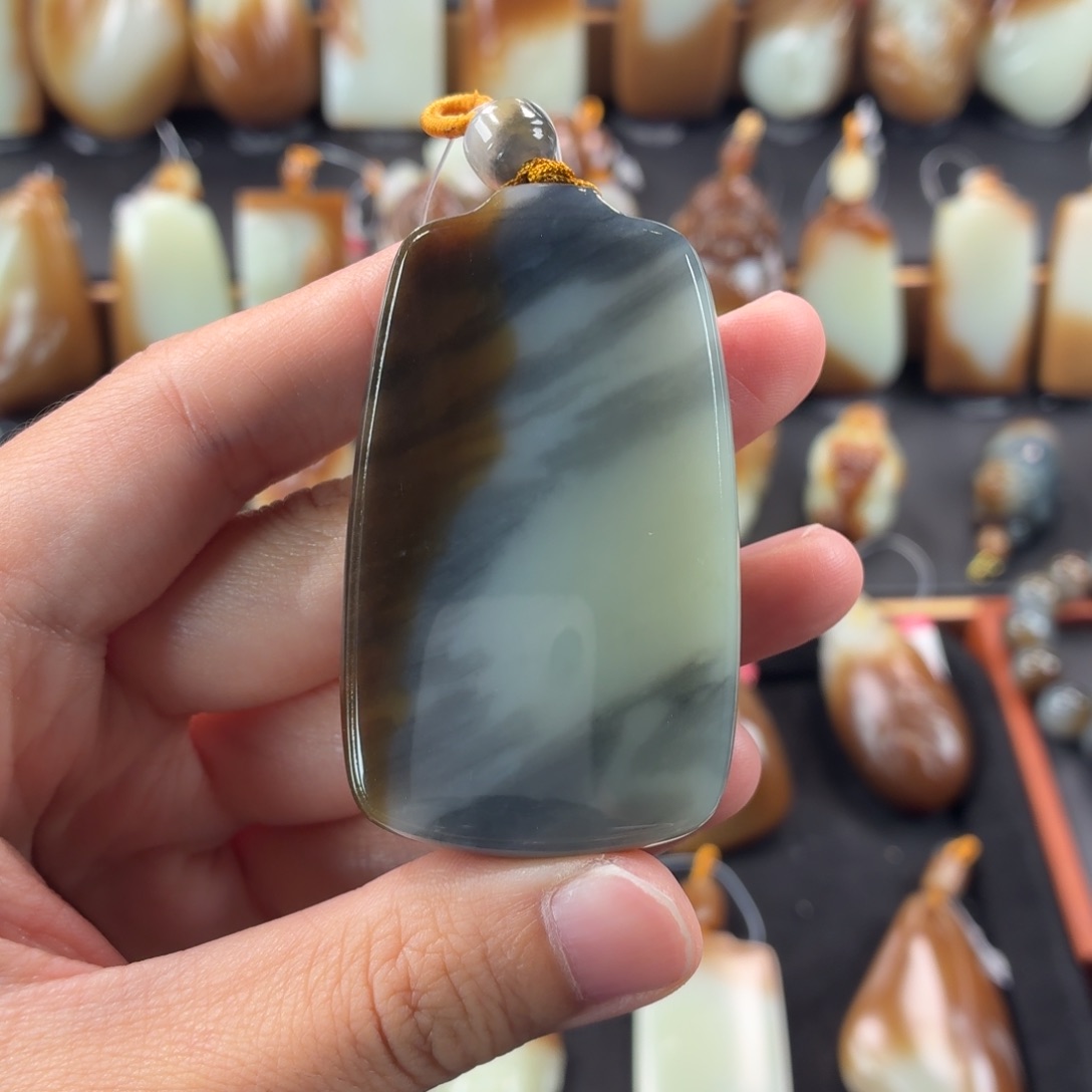 邵***畔颈饰未镶嵌和田玉