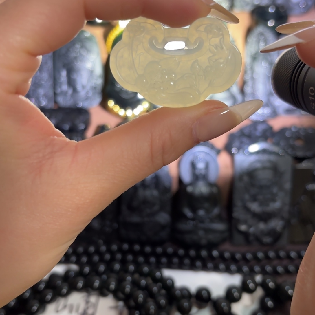 蛇纹石玉未镶嵌颈饰