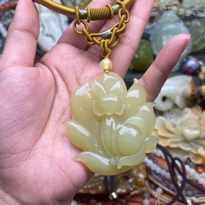 蛇纹石玉吊坠合金