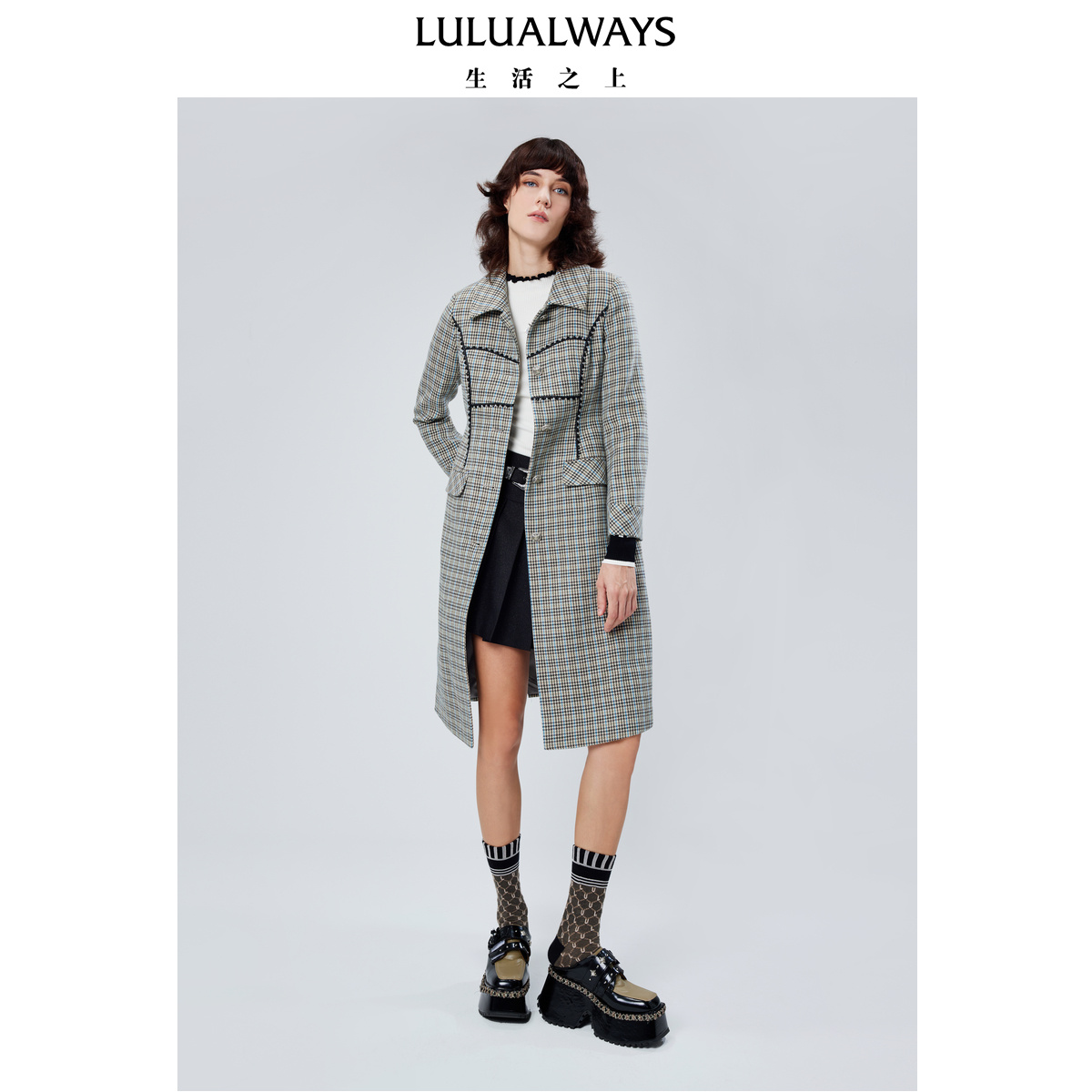 经典格纹翻领长款大衣