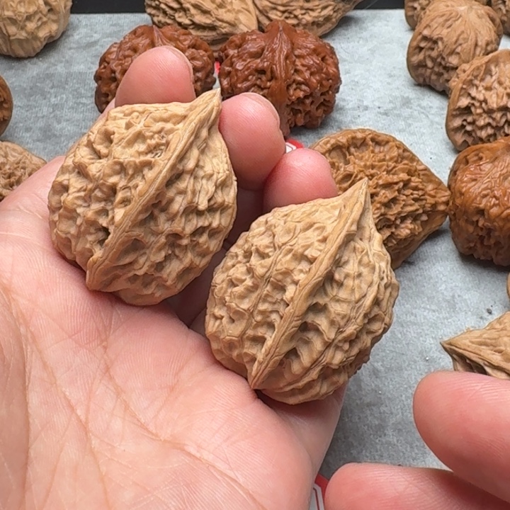 文玩核桃吊坠103号野生鸡心