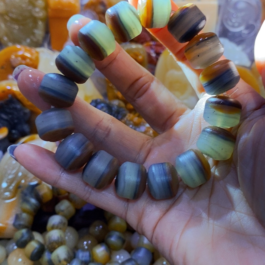 石英质玉（黄龙玉）未镶嵌颈饰