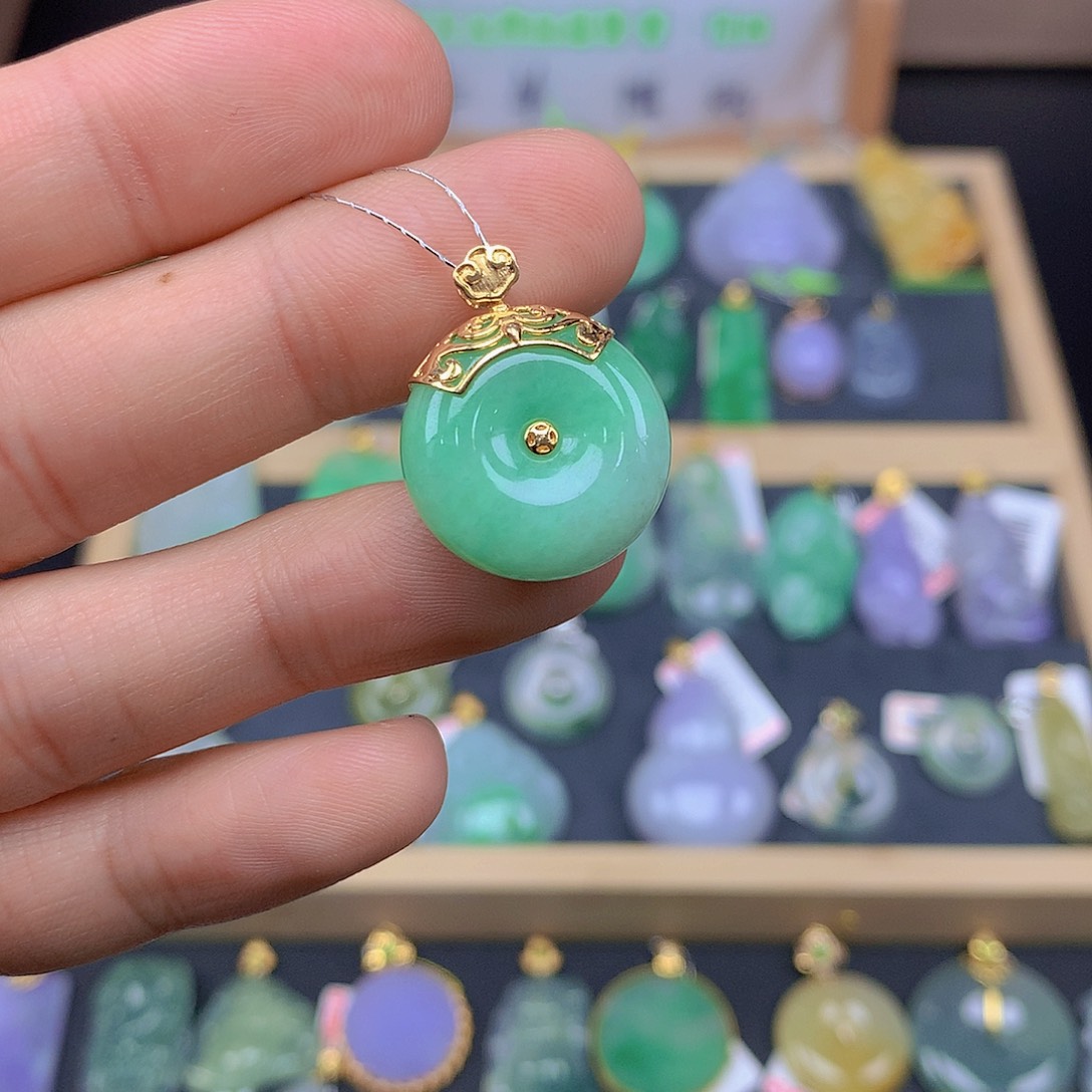 翡翠颈饰18K金镶嵌翡翠