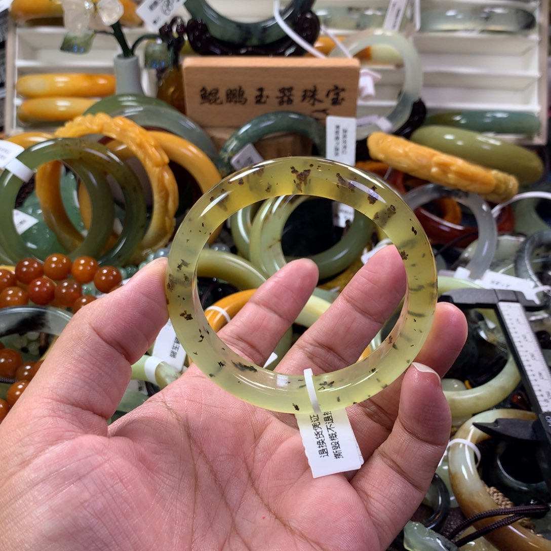 蛇纹石玉手镯未镶嵌薯**。