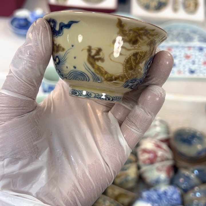 瓷片釉里金穿花龙压手杯主人杯