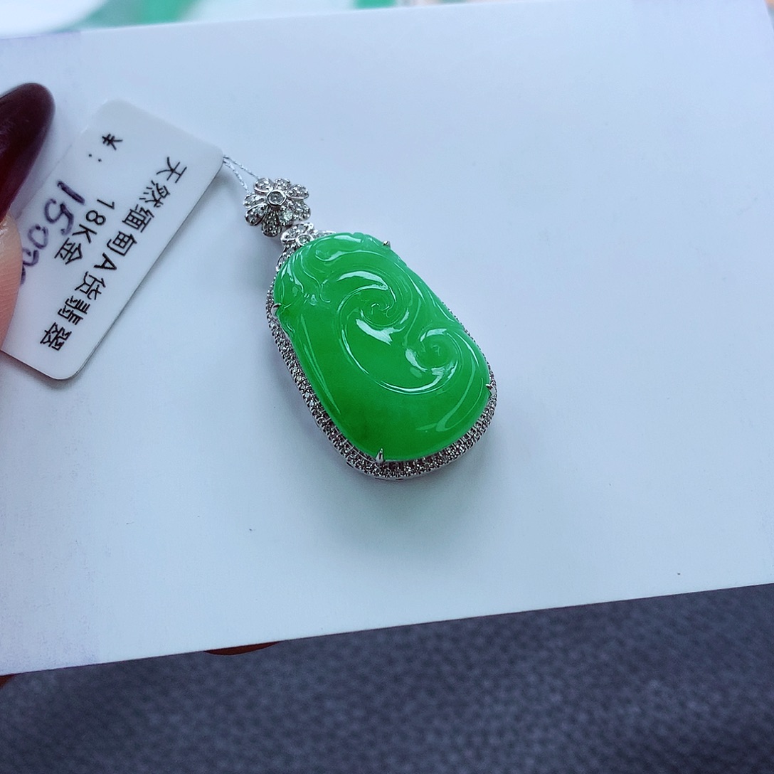 翡翠吊坠(不含链)18K金镶嵌辣阳绿 事事如意