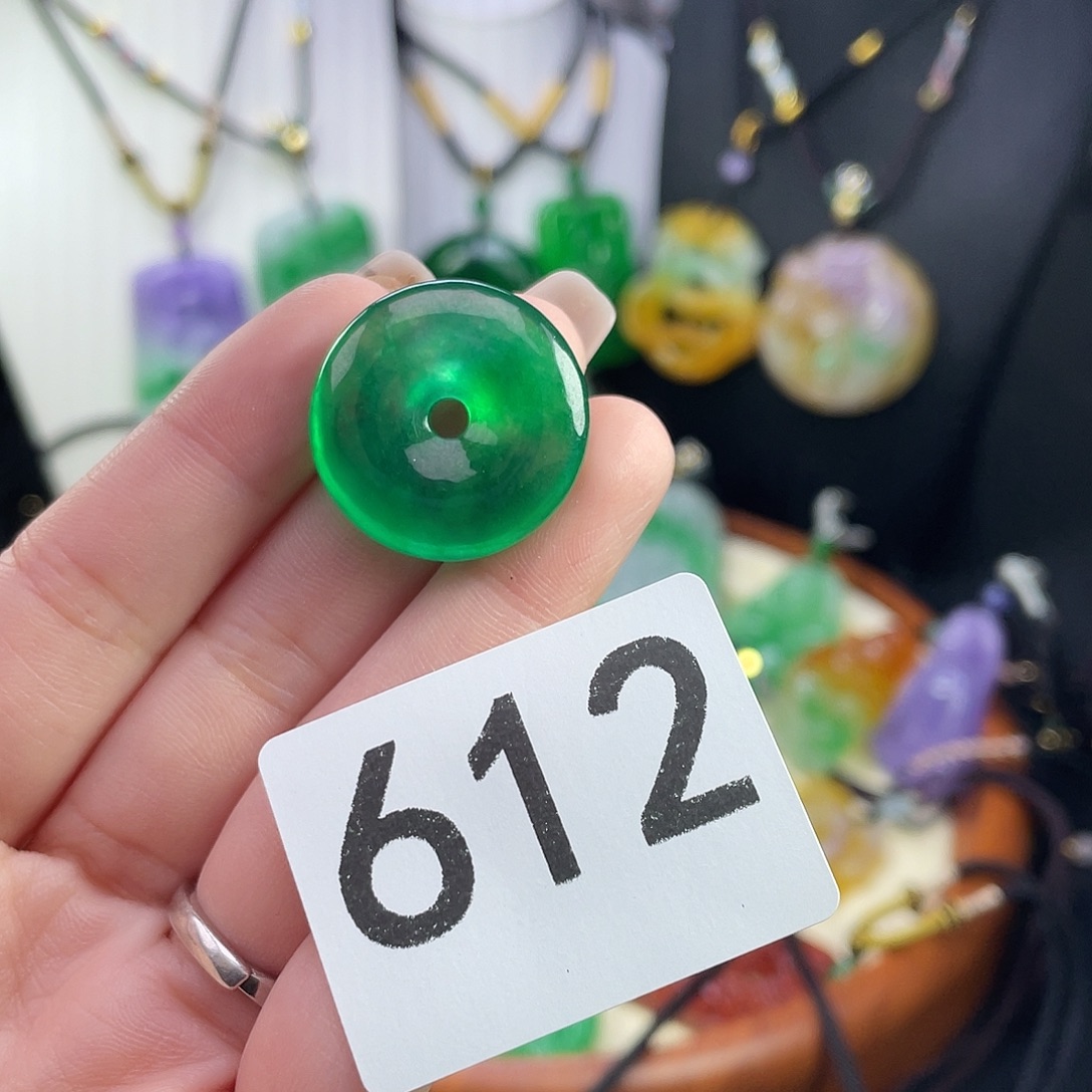 翡翠未镶嵌吊坠(赠链)