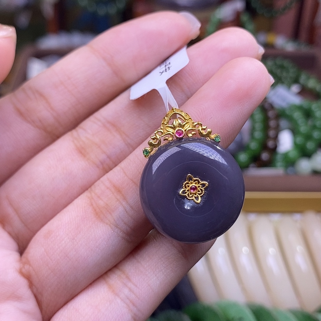 和田玉未镶嵌颈饰浓烟紫老矿料金镶平安扣