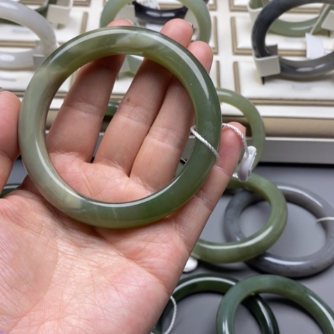 青***葵和田玉未镶嵌手镯