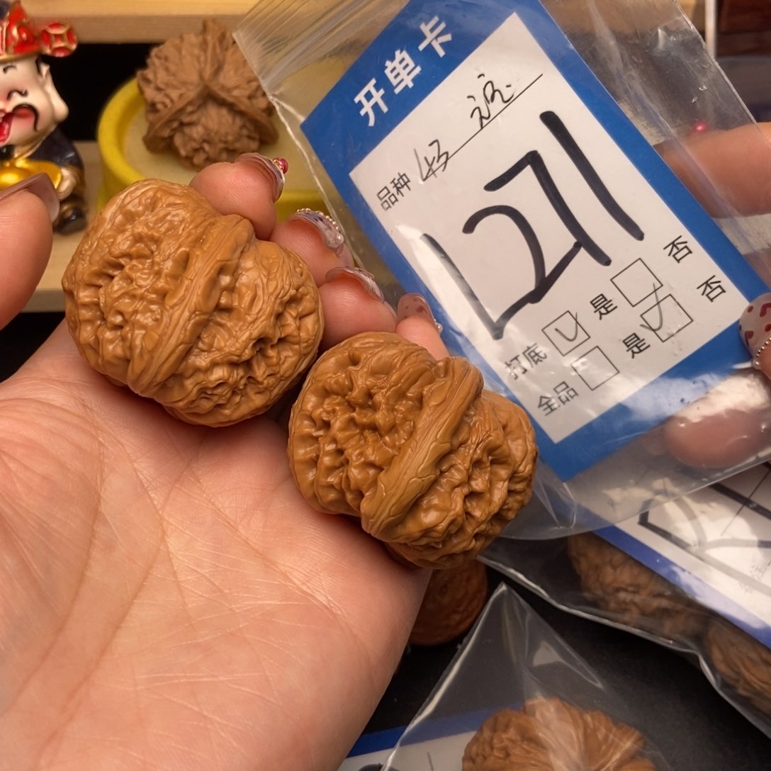 桃核吊坠辽**和核桃元宝