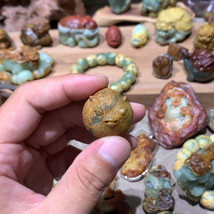未镶嵌岫岩河磨玉（透闪石质玉）挂件