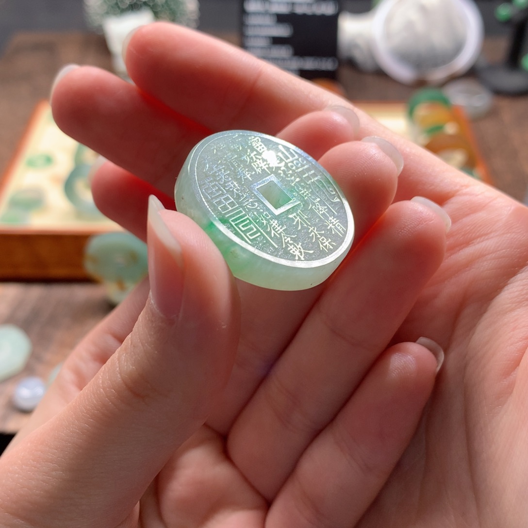 翡翠颈饰未镶嵌翡翠山鬼花钱 66