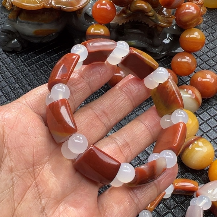 石英质玉（黄龙玉）颈饰合金