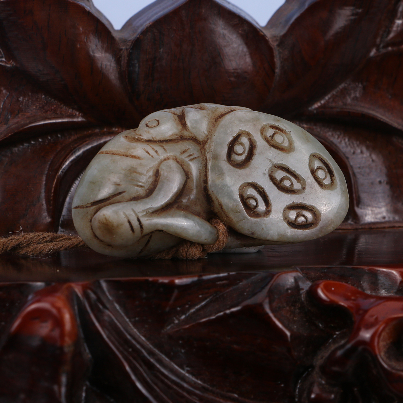 Lot26  民国  和田玉双莲把件