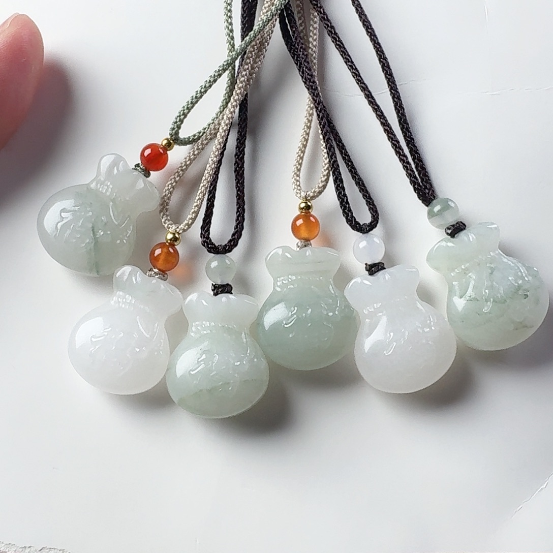 石英质玉未镶嵌颈饰福袋