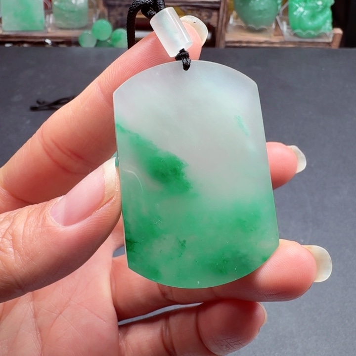 颈饰未镶嵌石英质玉