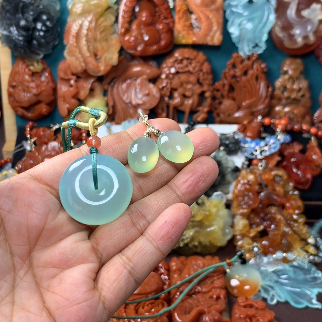 蛇纹石玉挂坠未镶嵌郑*龙