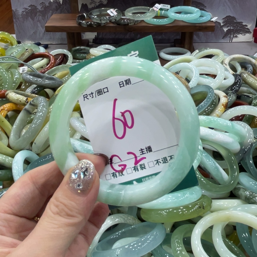 乌***.岫玉未镶嵌手镯手镯