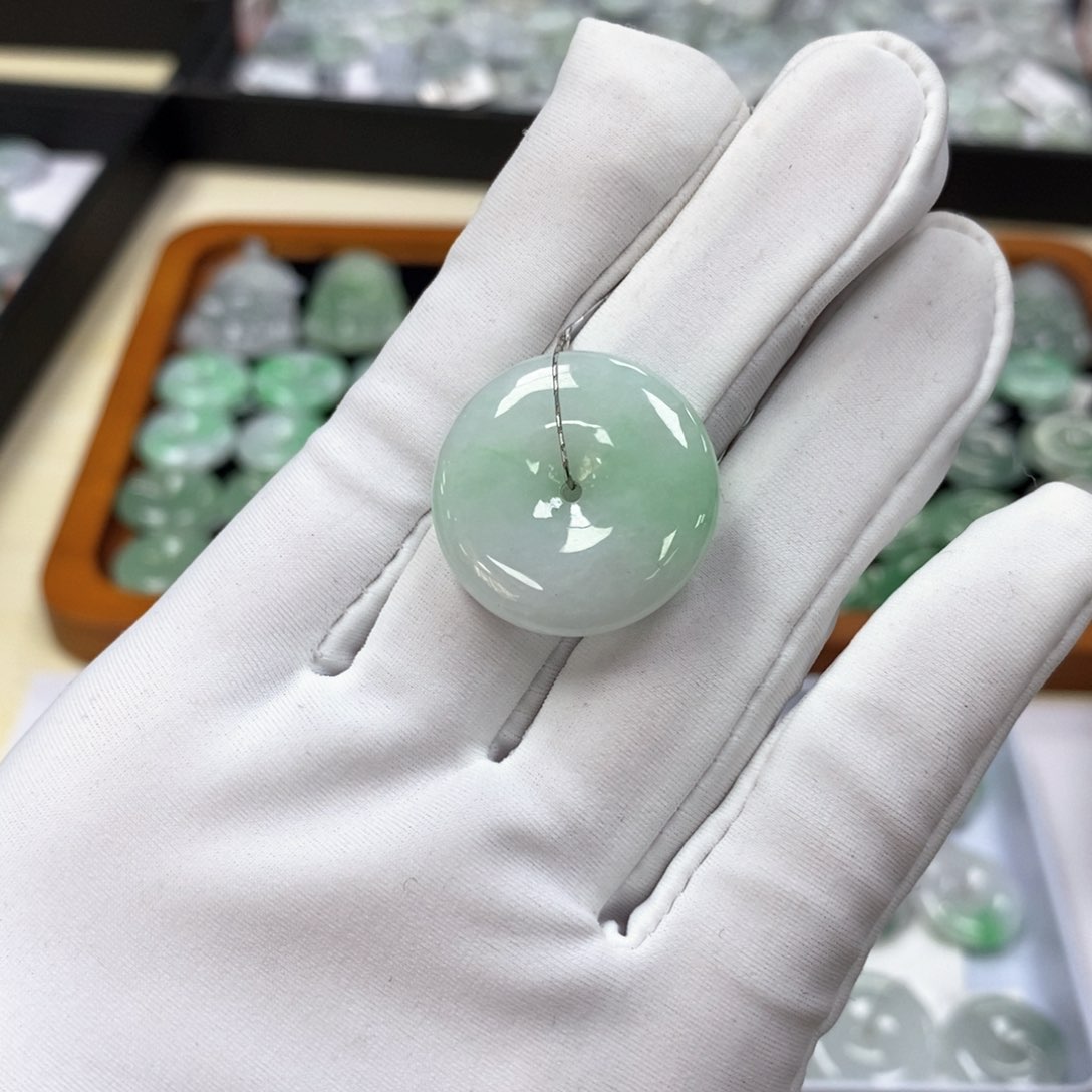 翡翠颈饰未镶嵌平安扣