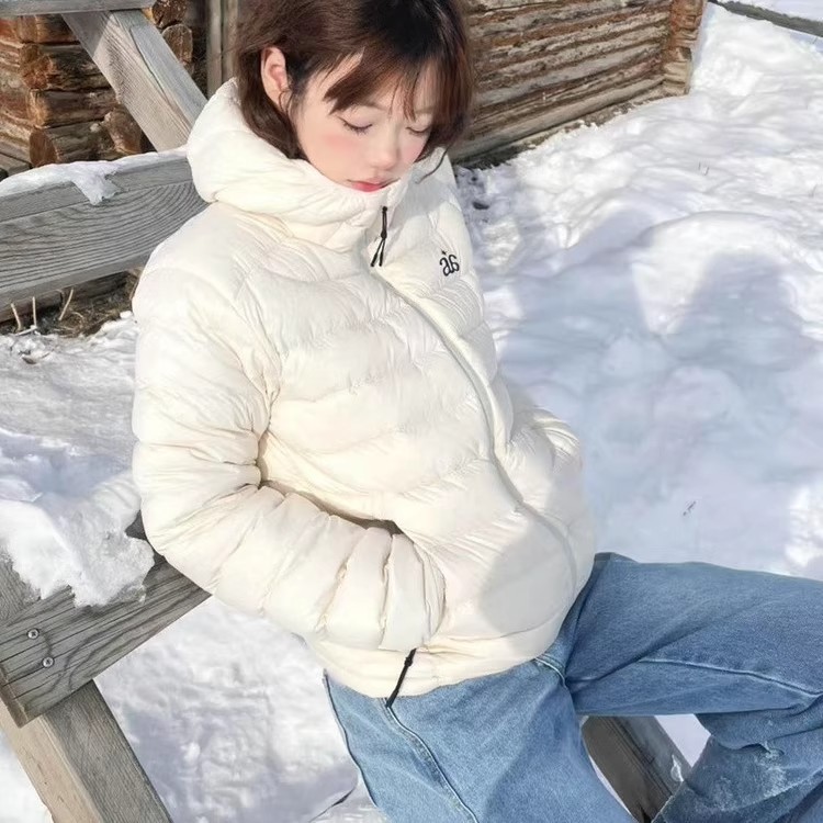 白色排骨女款轻薄贴身羽绒服短款连帽2025年冬季新款情侣休闲外套