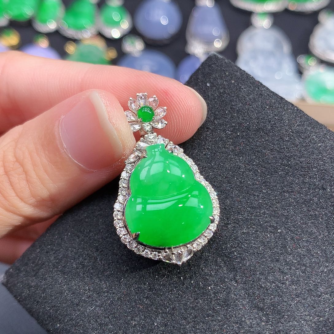 颈饰18K金镶嵌翡翠