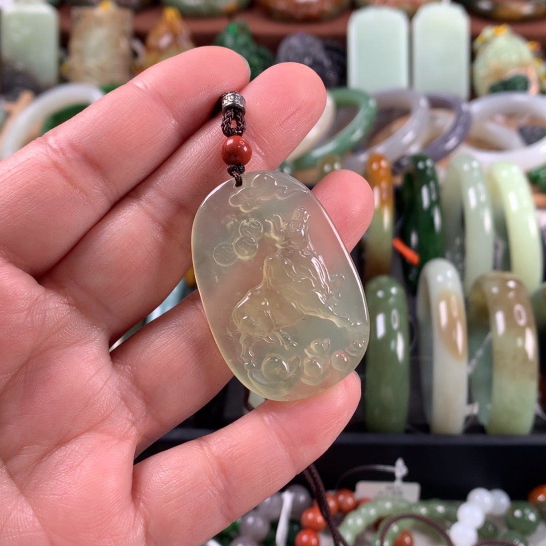 岫玉未镶嵌颈饰牛