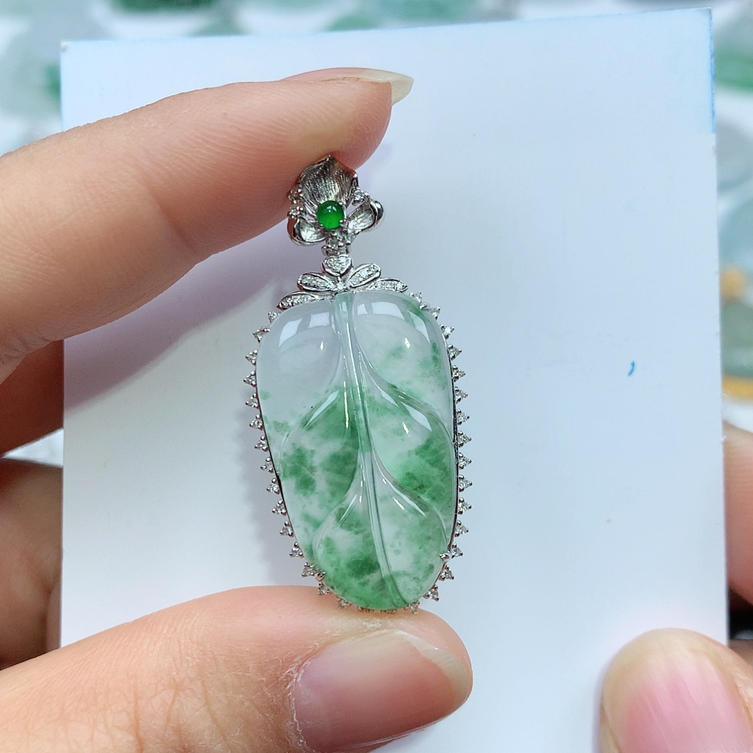 翡翠颈饰18K金镶嵌叶子