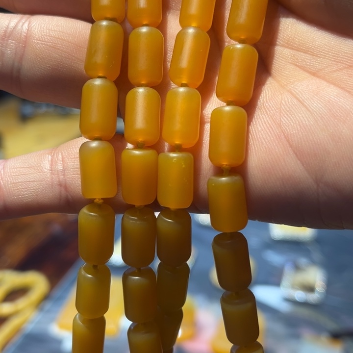 未镶嵌石英质玉（黄龙玉）颈饰