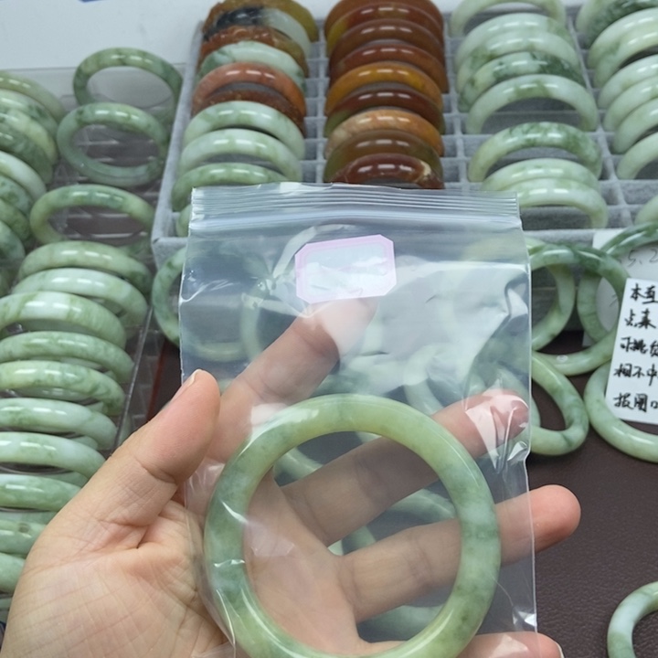 蛇纹石玉手镯未镶嵌十**妆