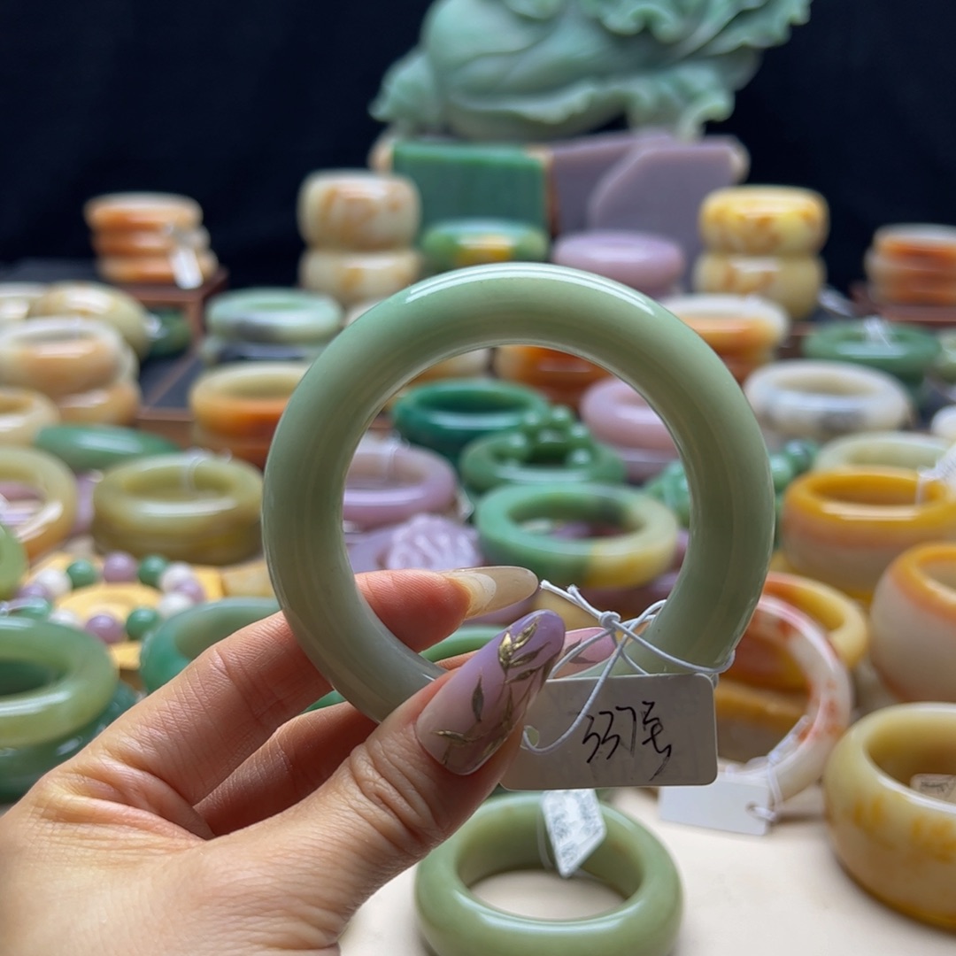 石英质玉手镯未镶嵌