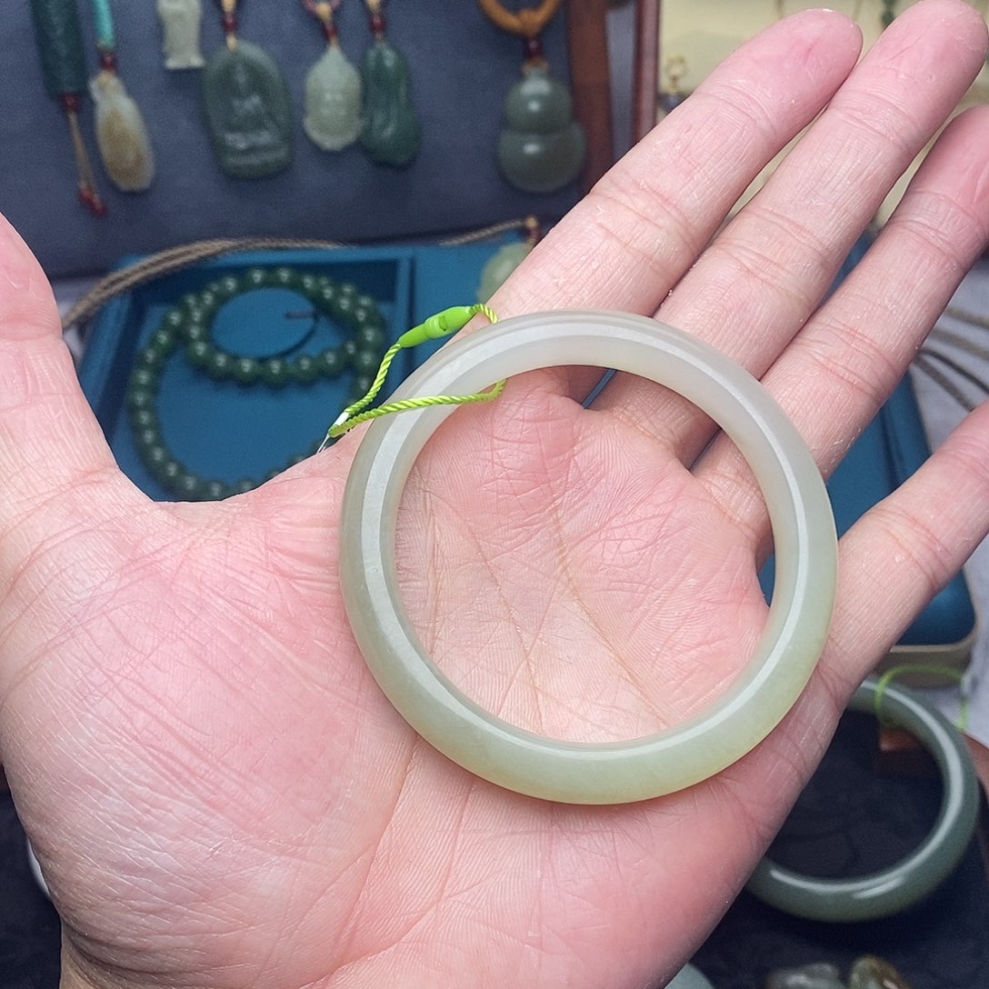 和田玉未镶嵌颈饰圈口57.1