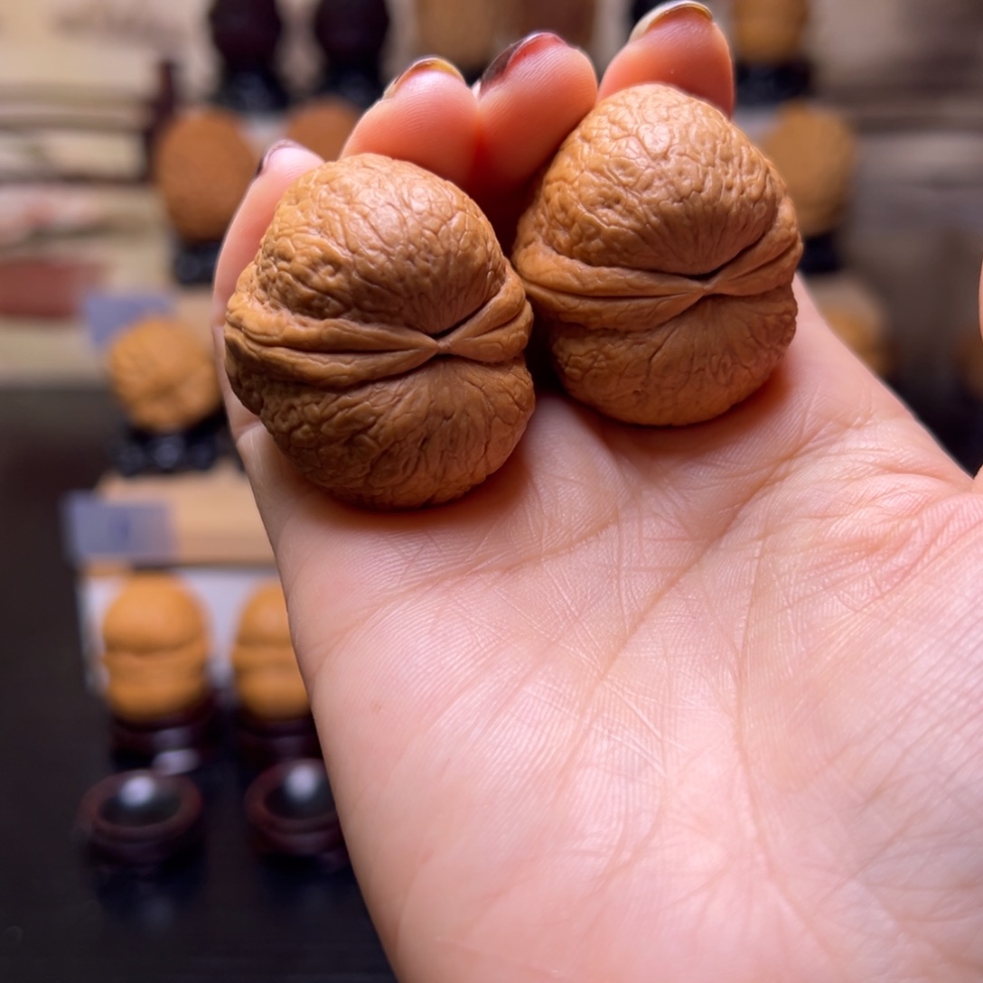 文玩核桃把件血玉元宝H19