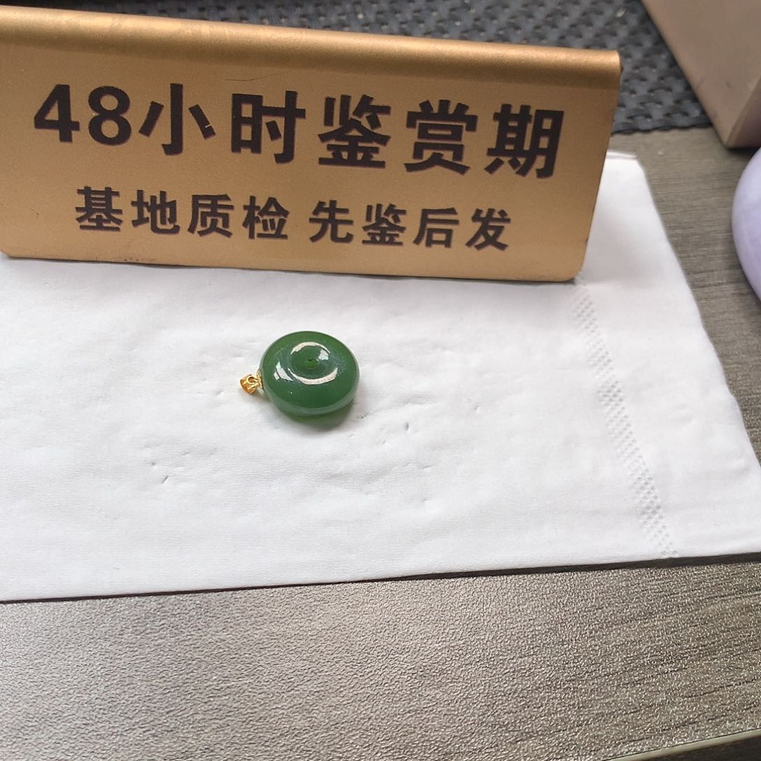 颈饰18K金镶嵌和田玉平安扣