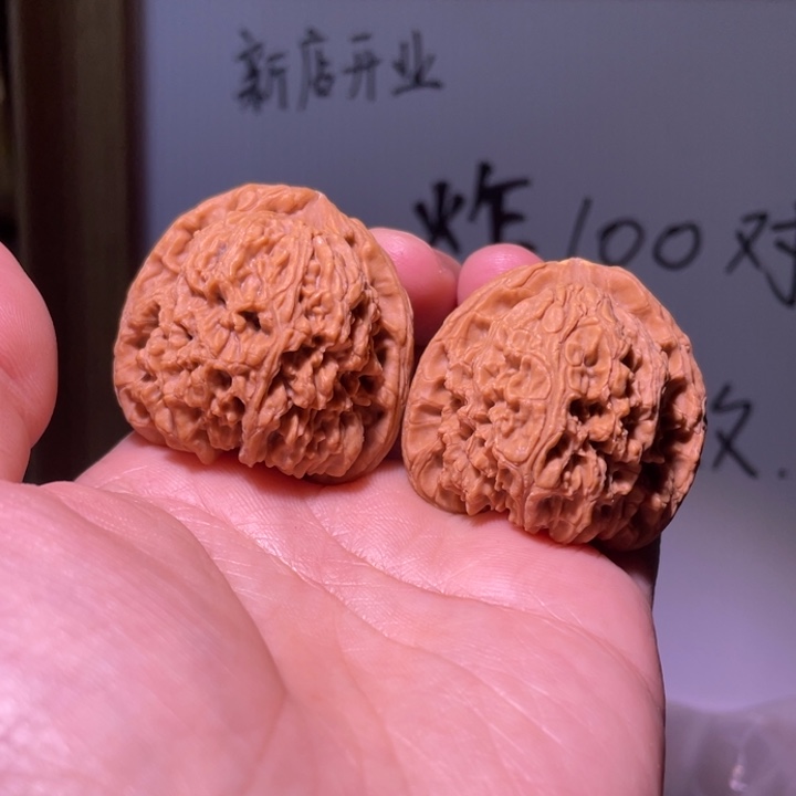 海***鱼吊坠文玩核桃南疆黄尖